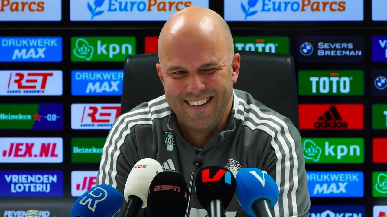 Slot reageert op suggestie over opvolging van Ten Hag bij Ajax