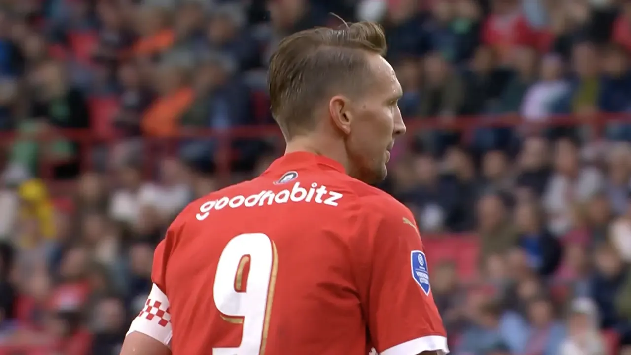 KANS: Luuk de Jong krijgt een goede kans om de score te openen