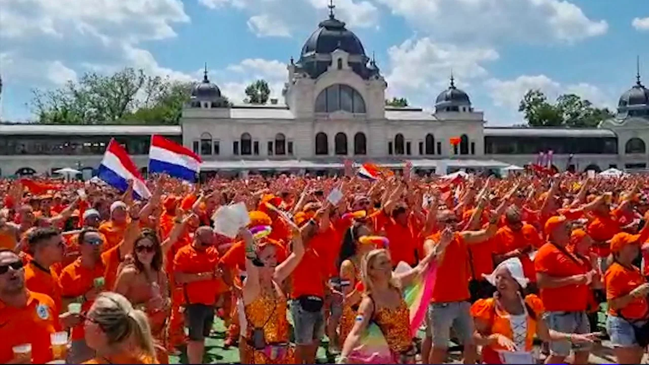 Mooie beelden uit Boedapest: Fanzone Nederlands elftal kleurt...