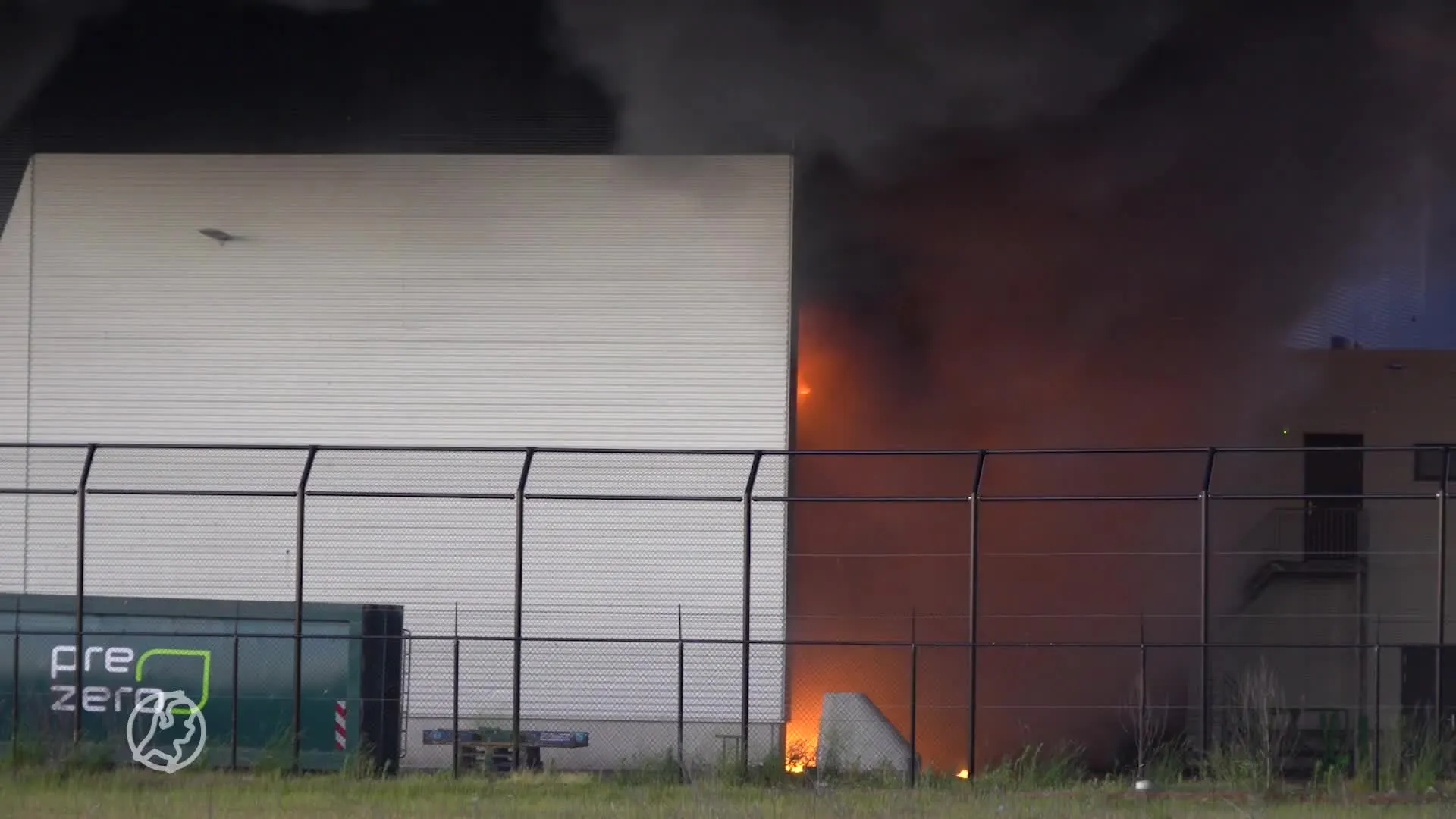 Uitslaande brand bij recyclingbedrijf Zwolle zorgt voor verke...