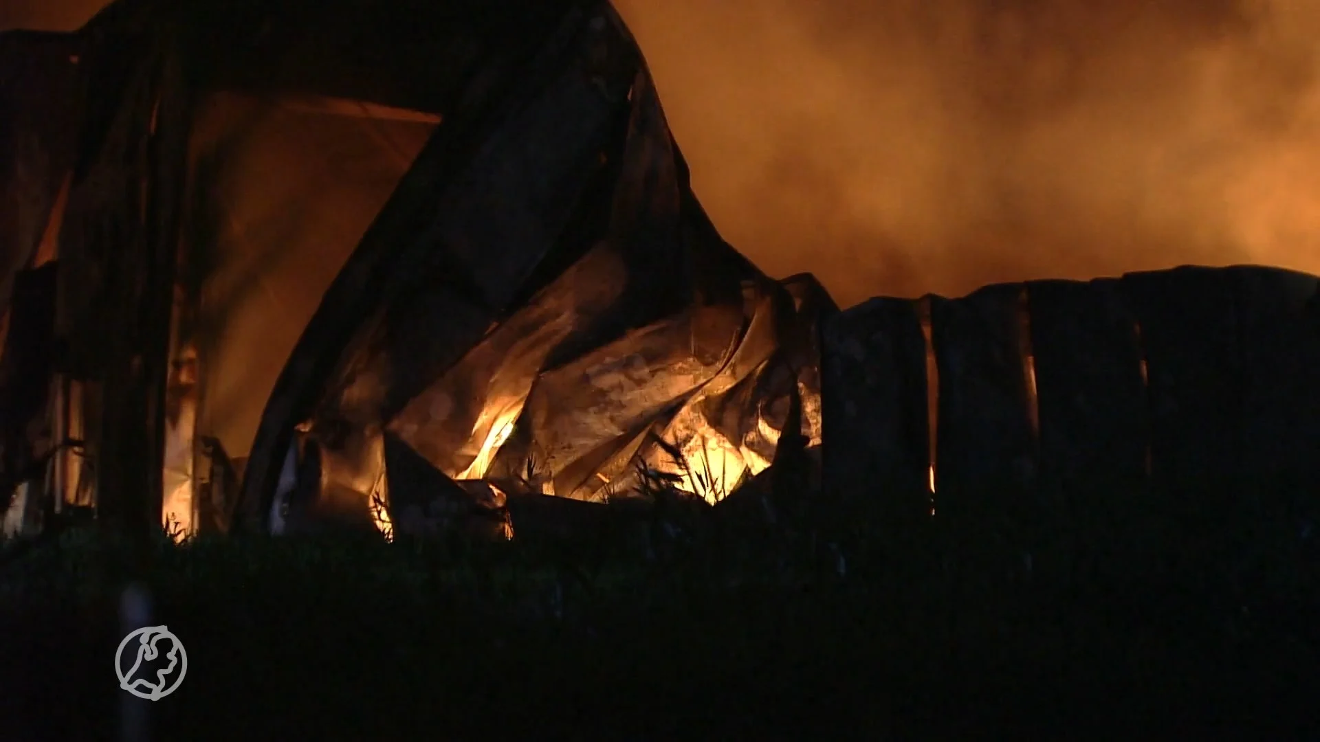 Zeer grote brand legt bedrijfspand op Urk in de as