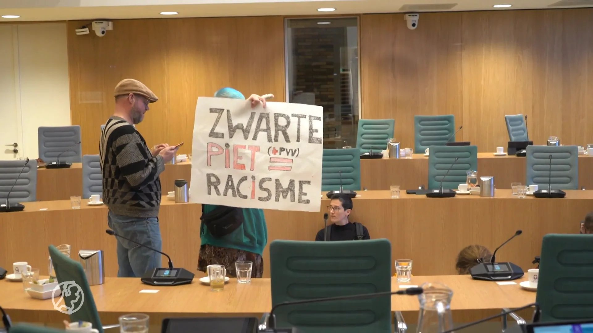 Kick Out Zwarte Piet verstoort gemeenteraadsvergadering Hoogezand