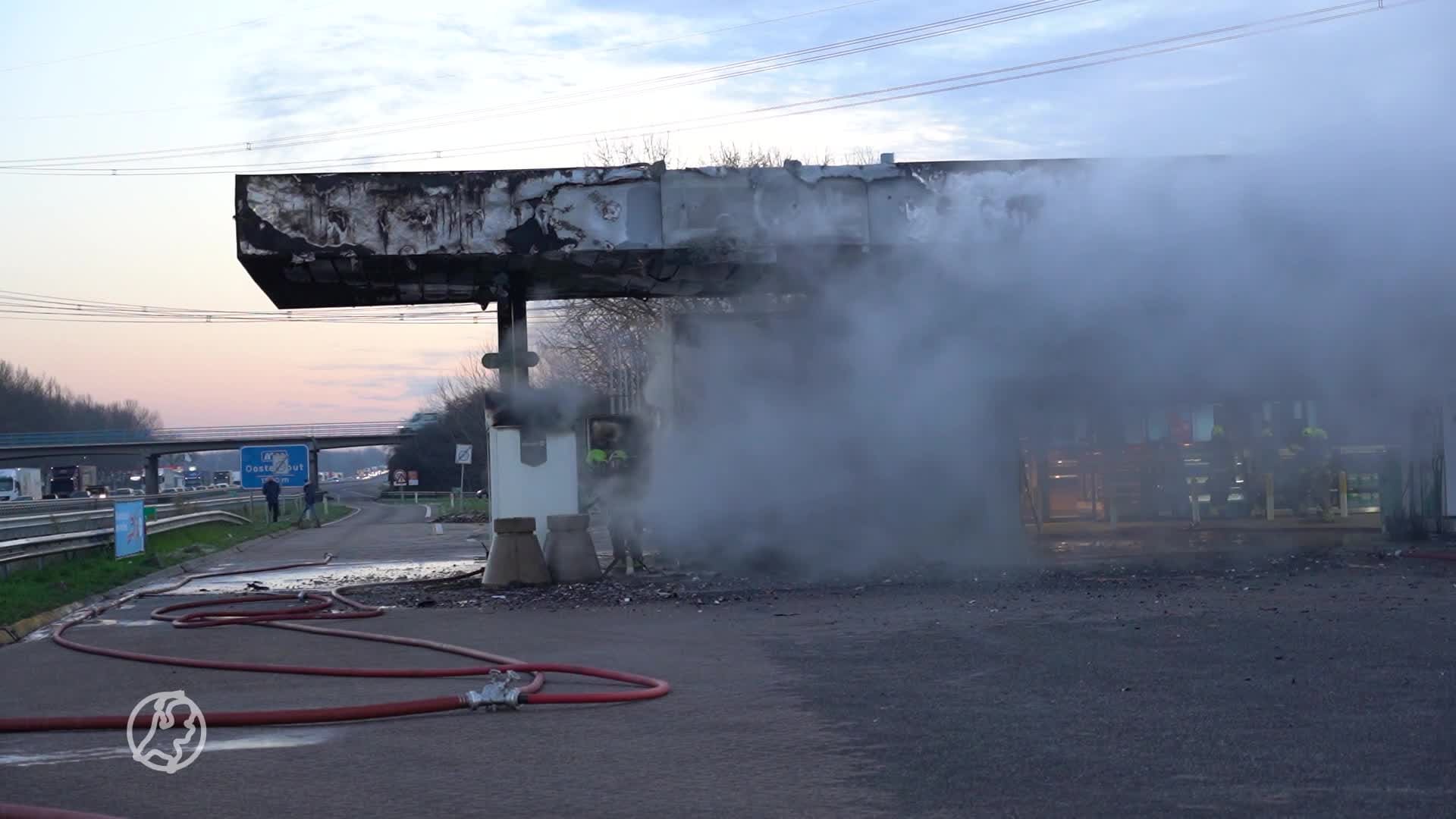 Vrachtwagen vliegt onder luifel van tankstation A59 in brand