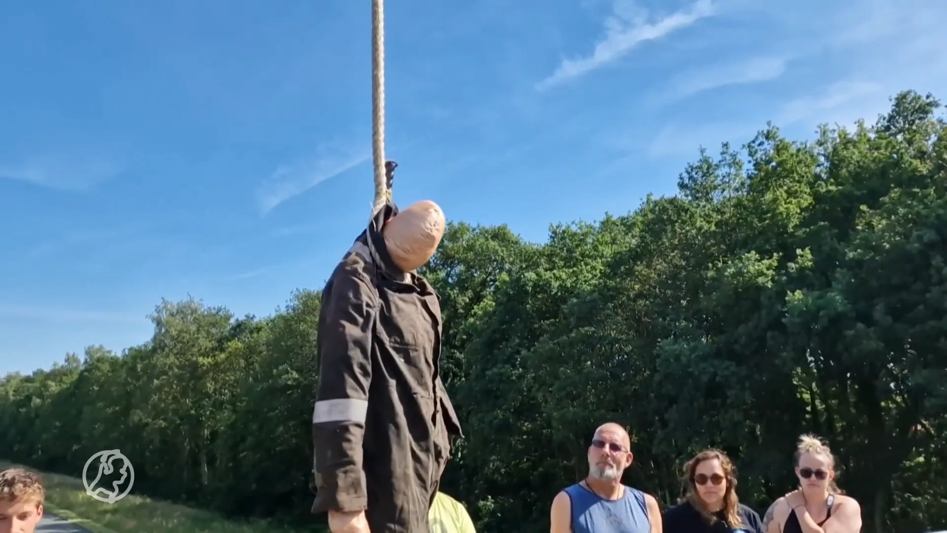 Boze boeren hangen pop aan strop boven snelweg bij Azelo