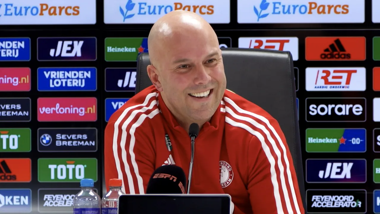 Arne Slot toont zelfspot met uitspraak over scheidsrechters: 'Dat is nét niet gelukt'