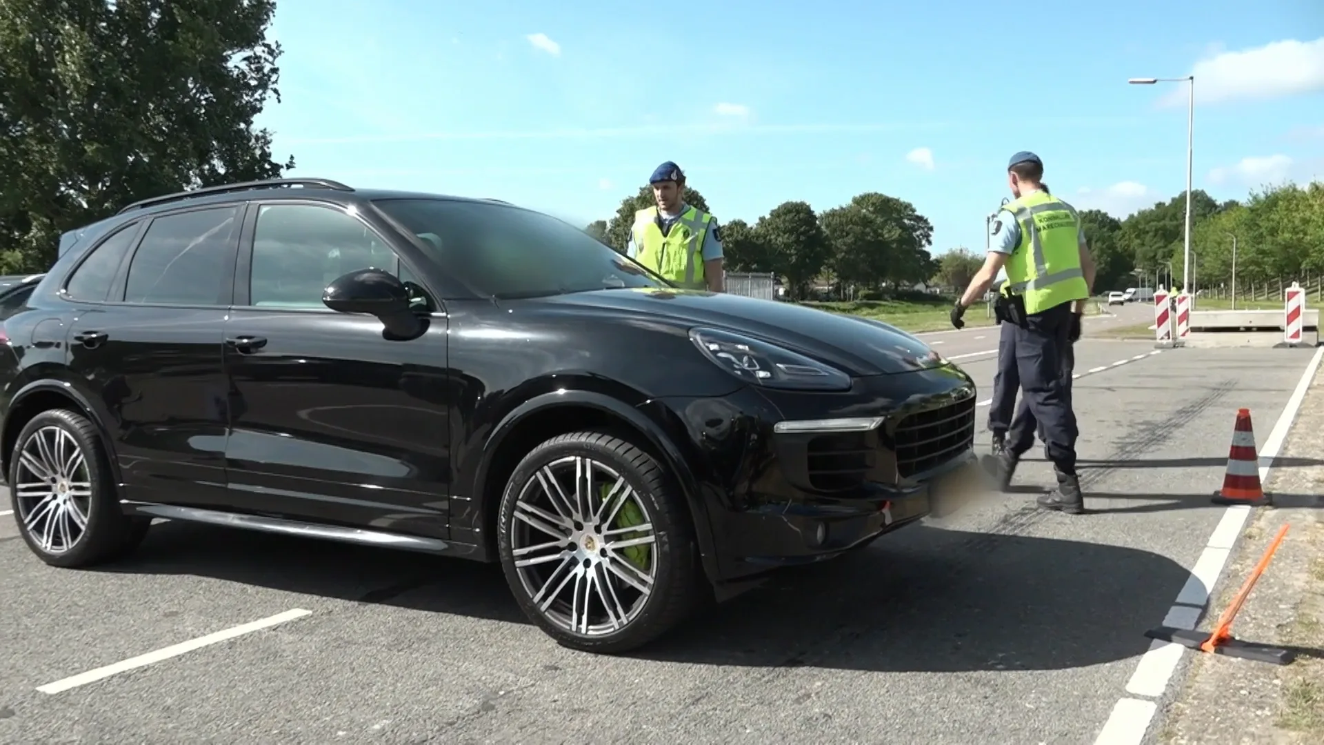 DRIEHONDERDDUIZEND euro aan BELASTINGSCHULD