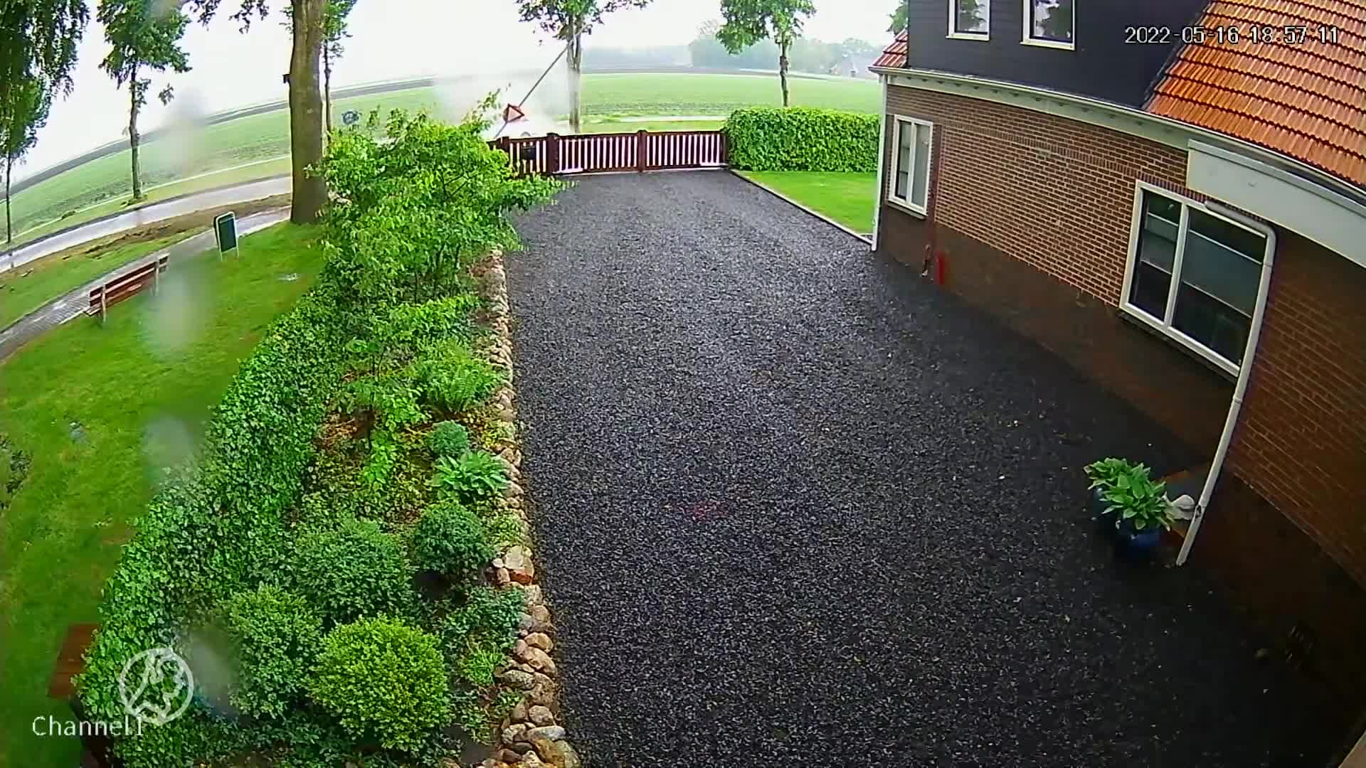 ZIEN: auto slaat over de kop en eindigt tegen lantaarnpaal