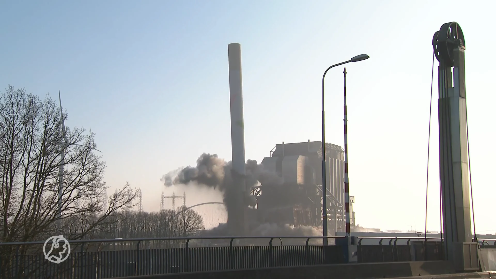 155 meter hoge schoorsteen met explosieven neergehaald