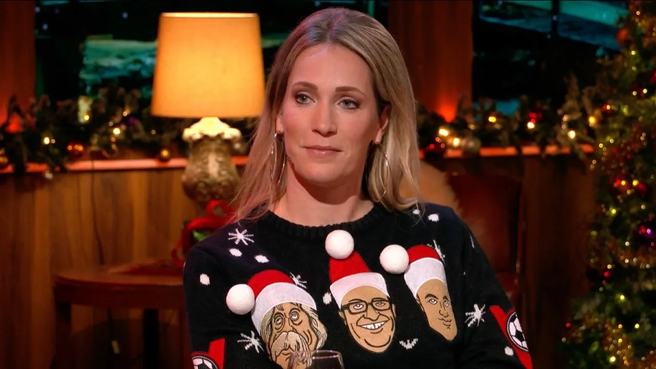 Hélène schittert in VI-kerstrui in De Top 4000 muziekquiz