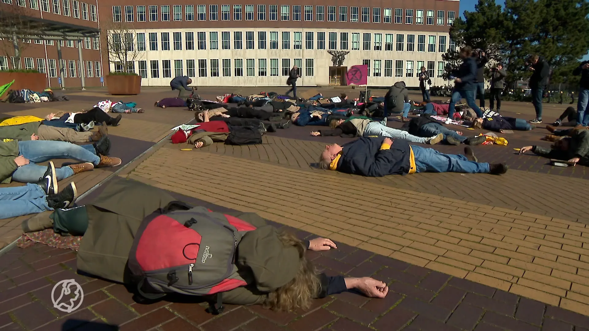 Toegangsweg Tata Steel geblokkeerd door klimaatactivisten