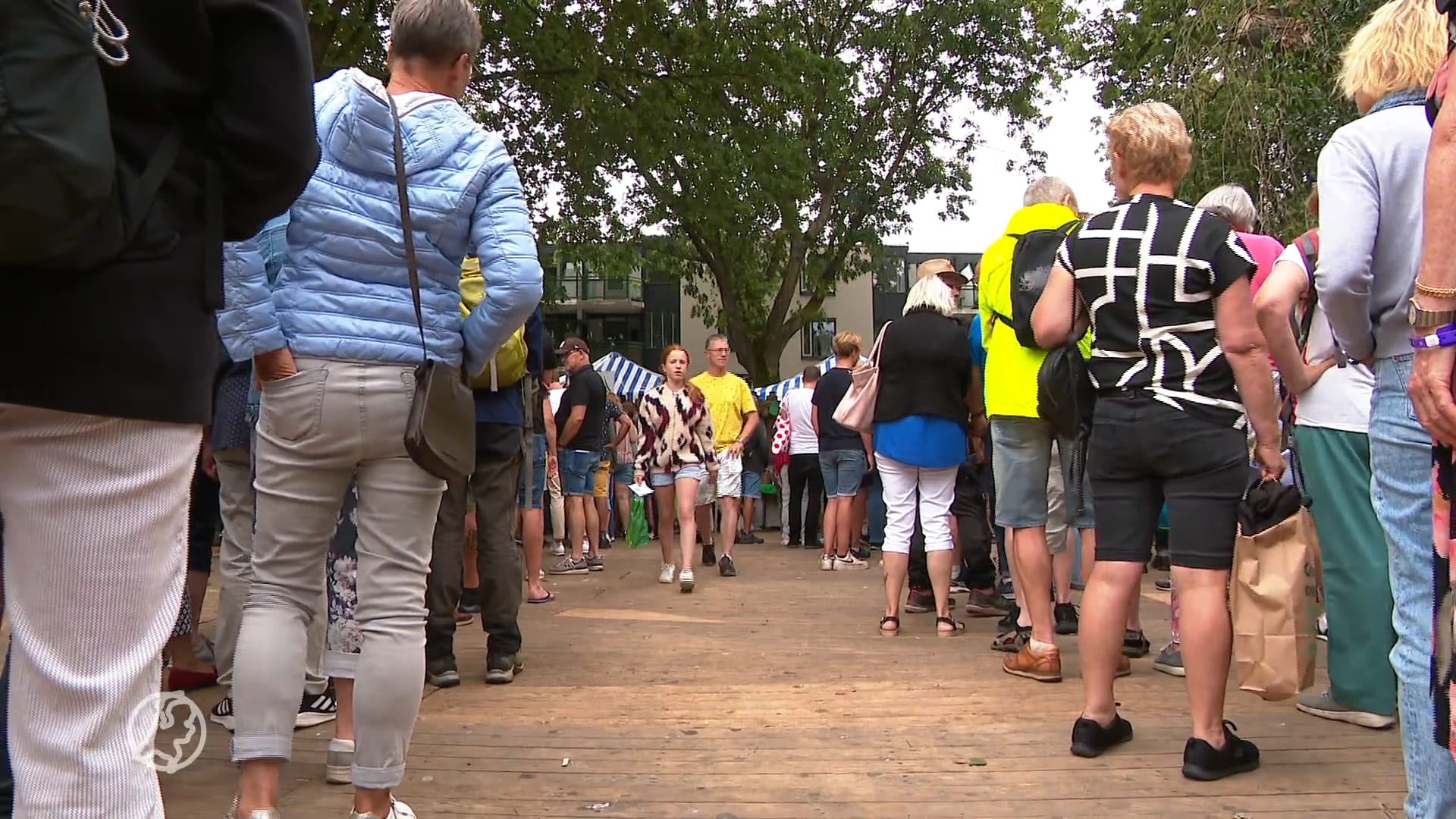 Lopers in de rij voor startbewijzen