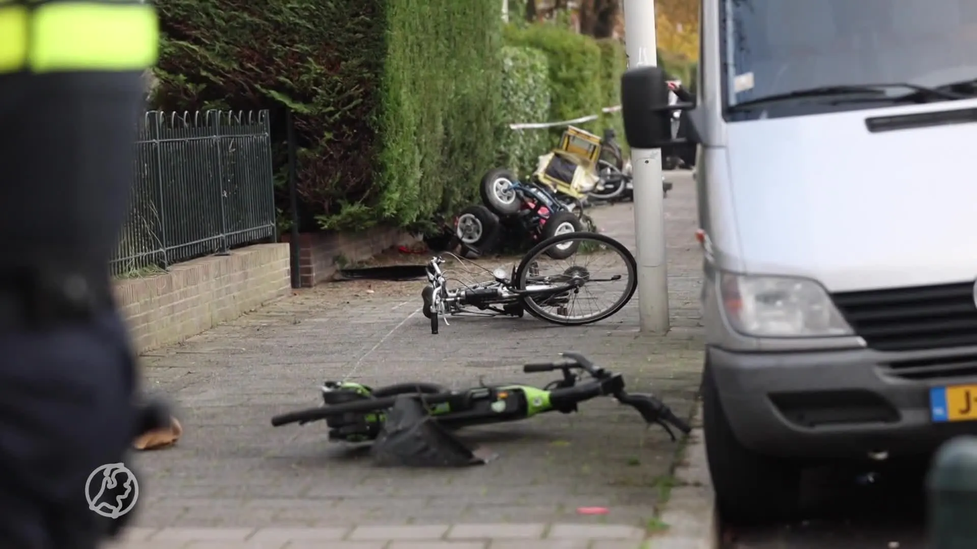 Meisje gewond nadat auto over stoep rijdt en ravage aanricht