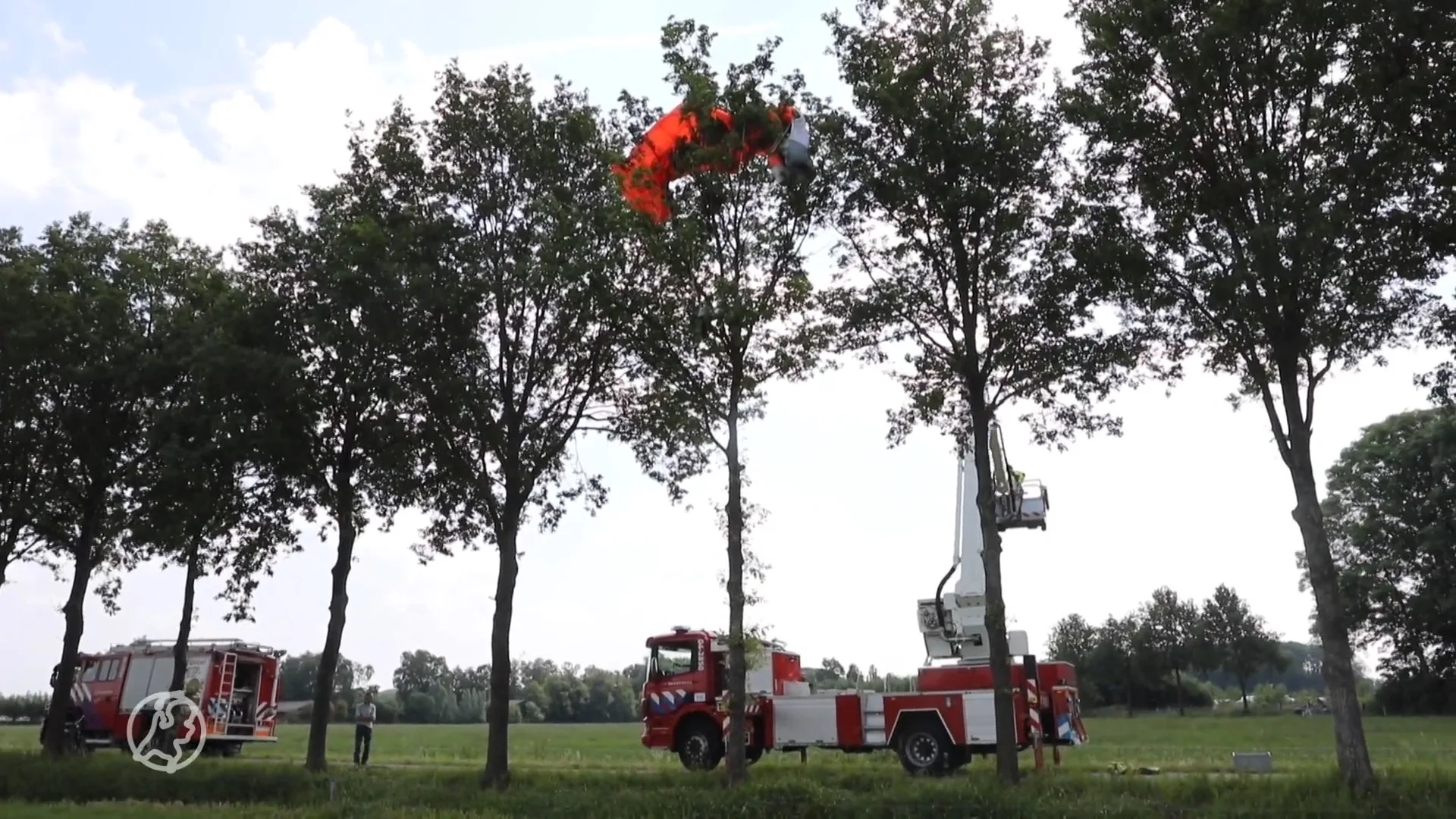 Eerste parachutesprong ooit van 19-jarige Melle eindigt in bo...