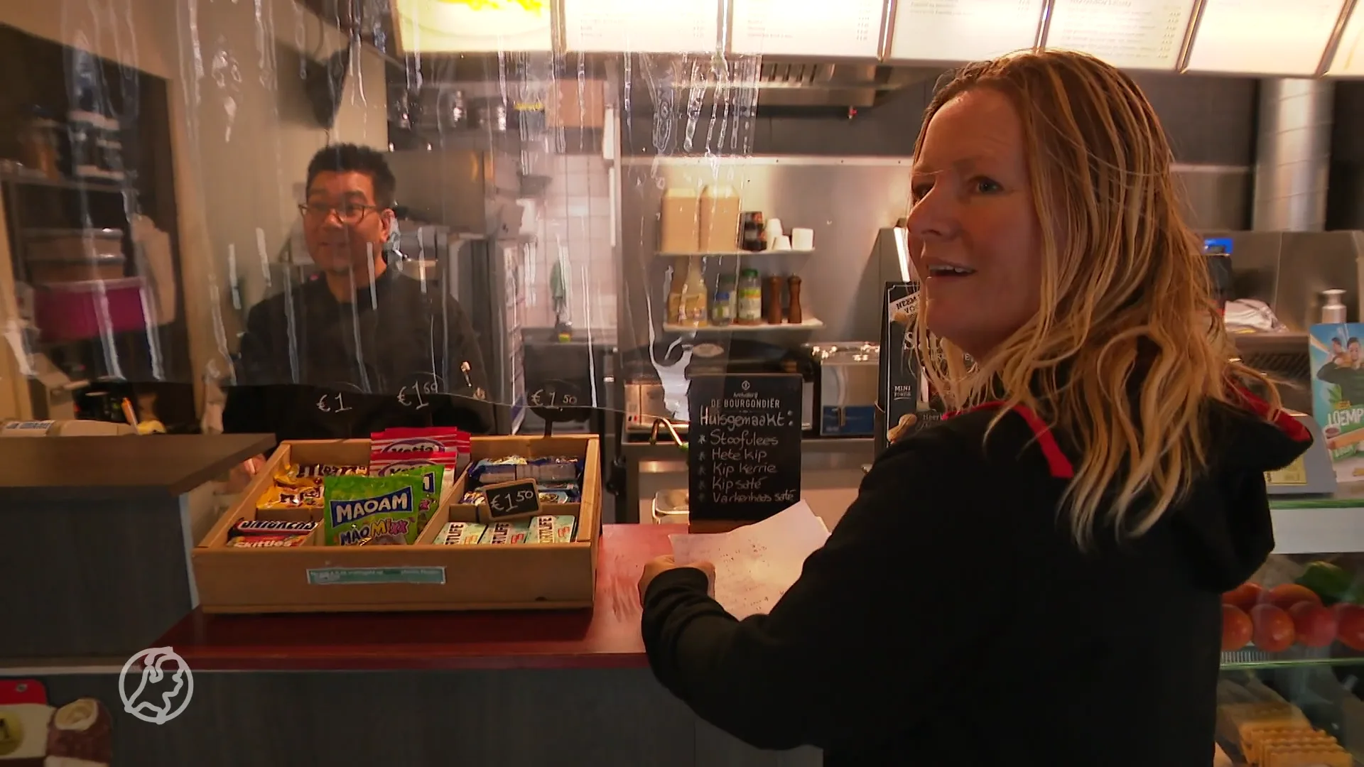 Frikandellentocht grote hit: massaal langs allerlei snackbars voor het bruin fruit