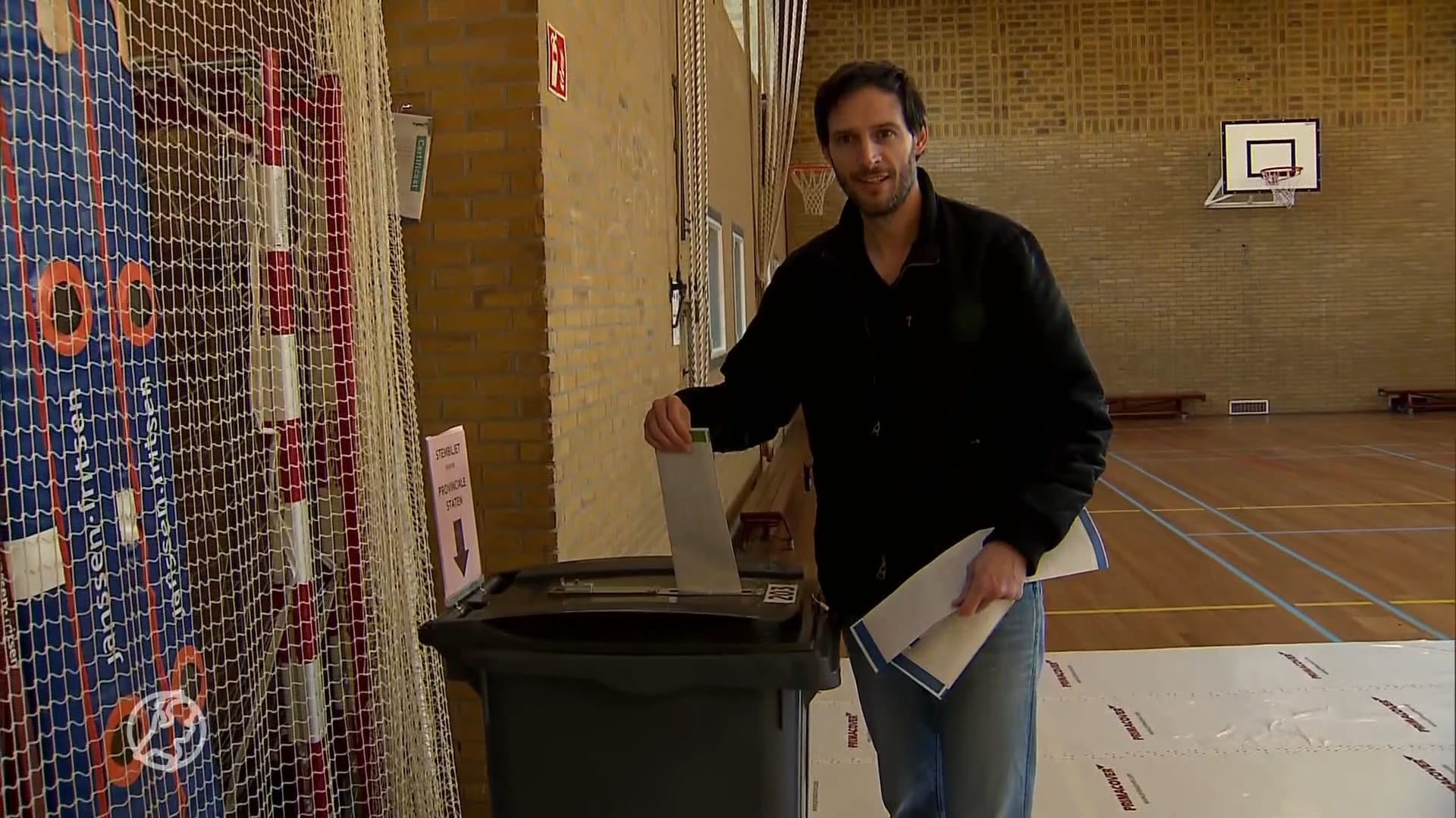 Een derde van Nederland vindt dat Hoekstra de politiek uit moet: zijn partij ook?