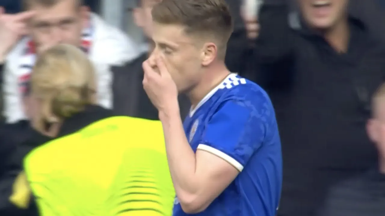 KANS: Leicester-middenvelder Barnes schiet rakelings naast