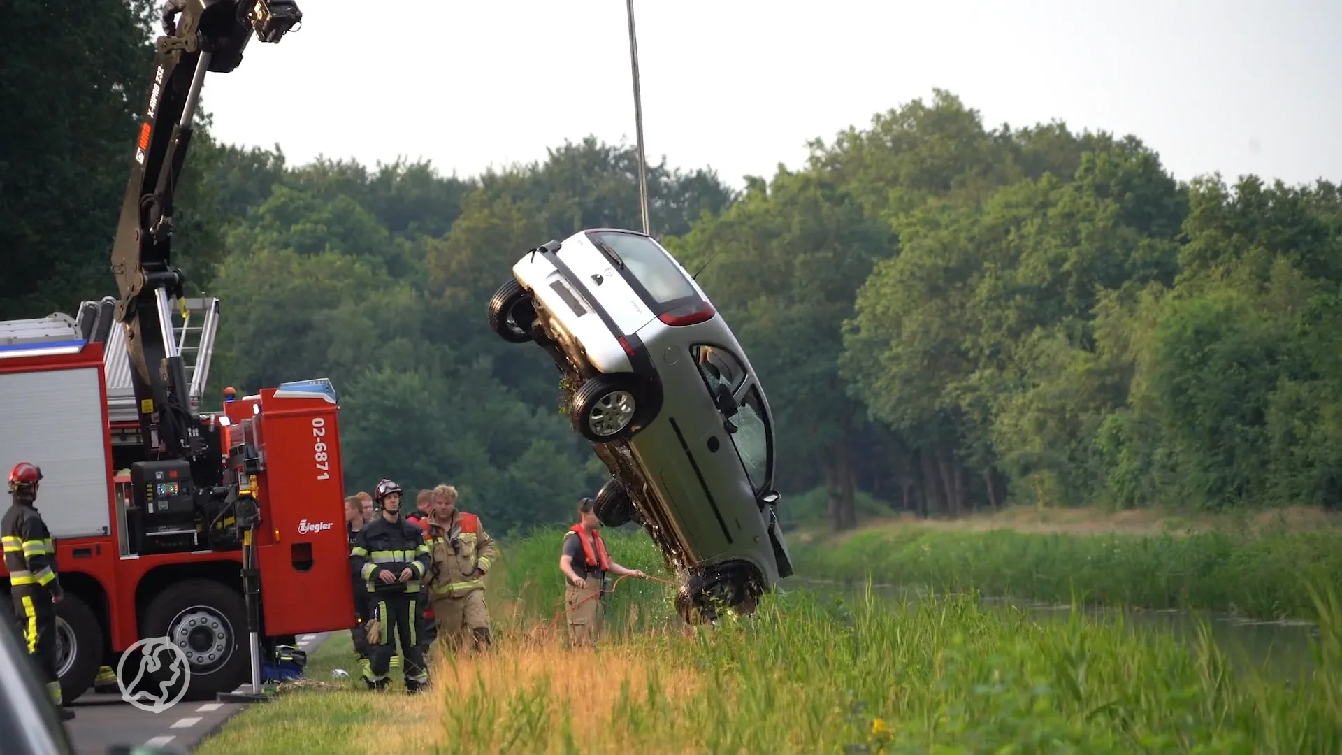Grote zoektocht naar bestuurder van auto te water, man blijkt al thuis te zitten