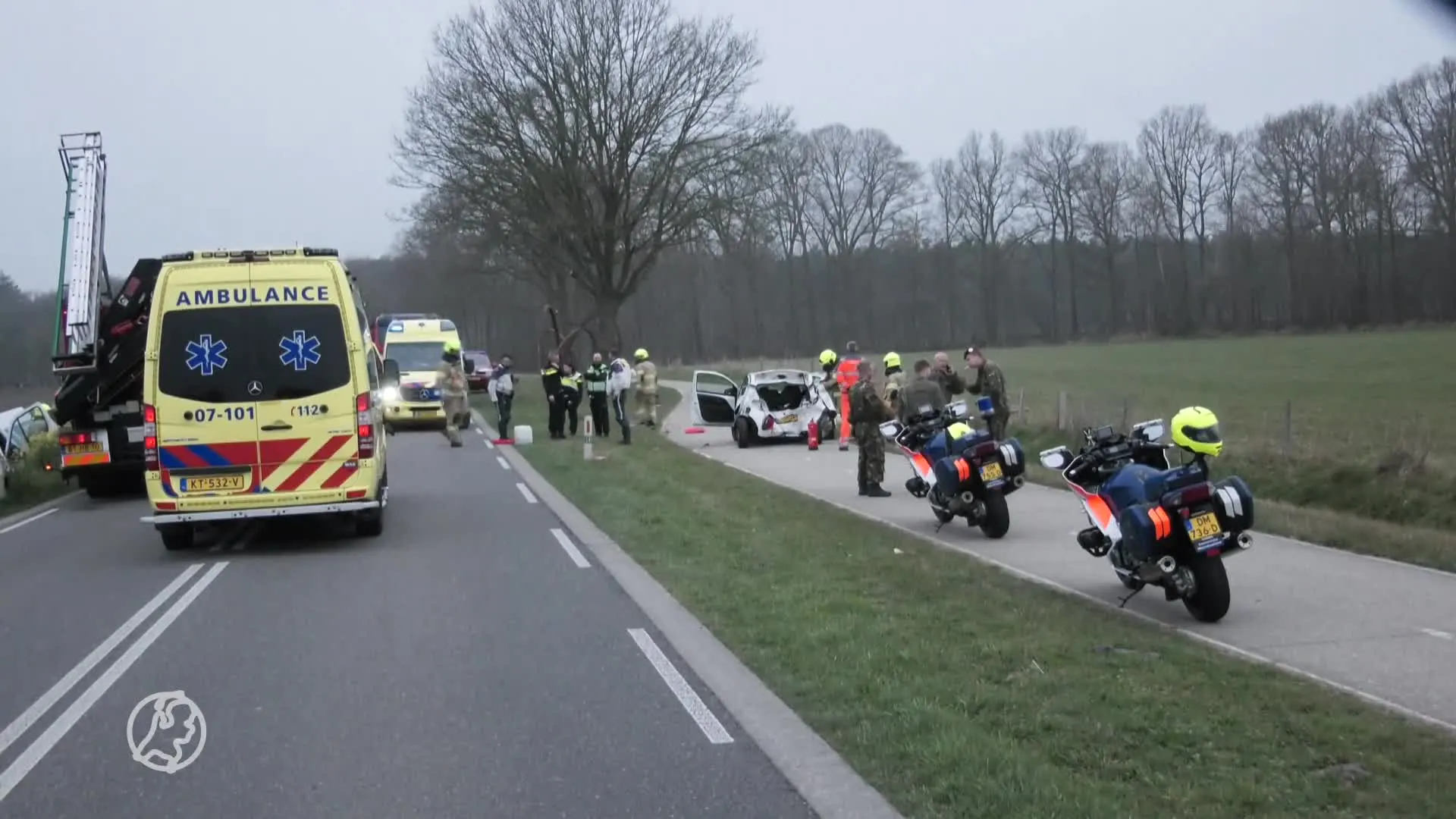 Militair transport leidt tot drie zwaargewonden door botsende auto's