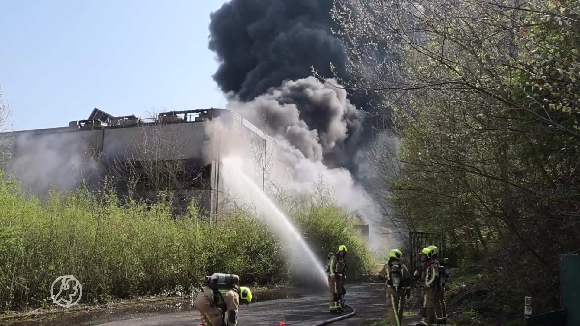 Enorme brand in leegstaand pand Zoetermeer, brandweer redt twee personen van dak