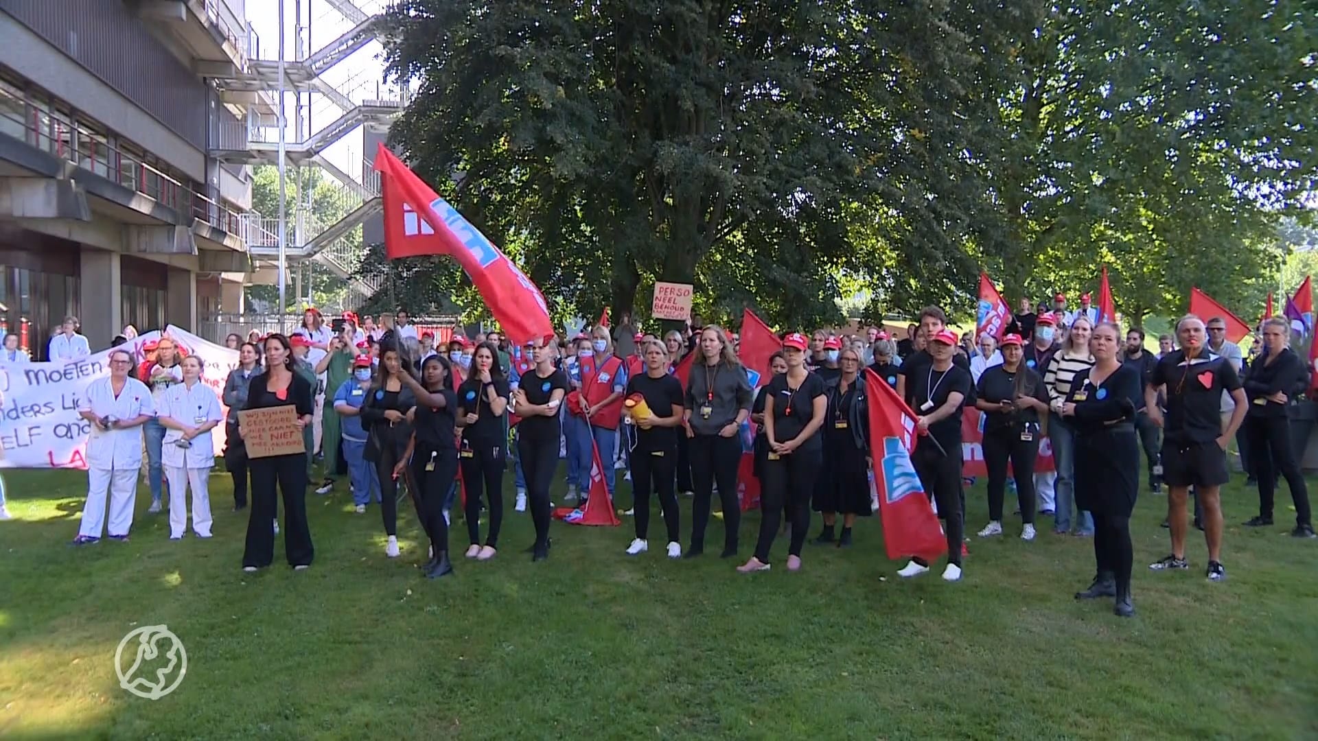Lawaaiprotest bij ziekenhuizen: 'Eerst kregen we applaus, nu twee middelvingers'