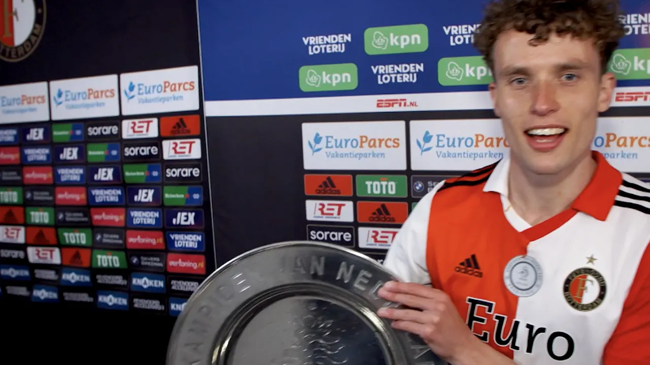 Aangeschoten Wieffer toont kampioensschaal: 'Ik drink alles'