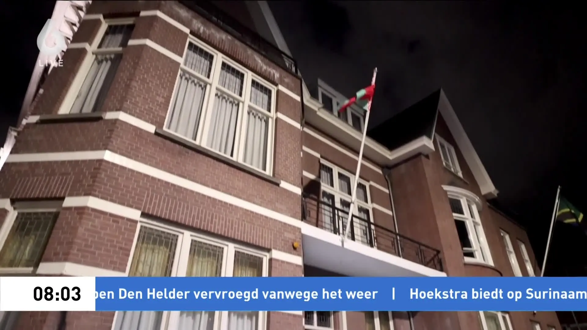 Leuzen op muur van ambassade Wit-Rusland geschreven en ruiten ingegooid