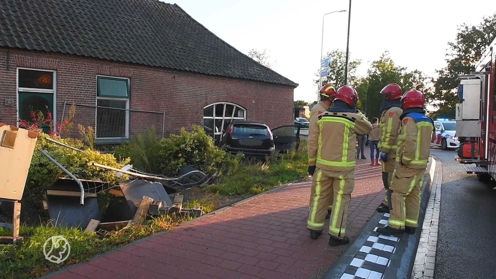 Auto knalt tegen woonboerderij Bergeijk