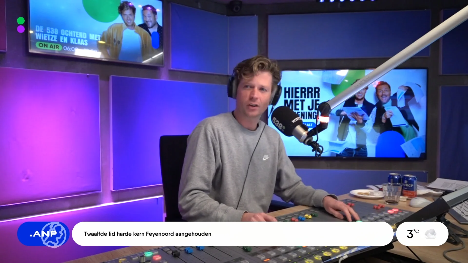 Rutte heeft lachers op de hand tijdens 538-telefoontje: 'Drie wachtenden voor mij bij het Kremlin'