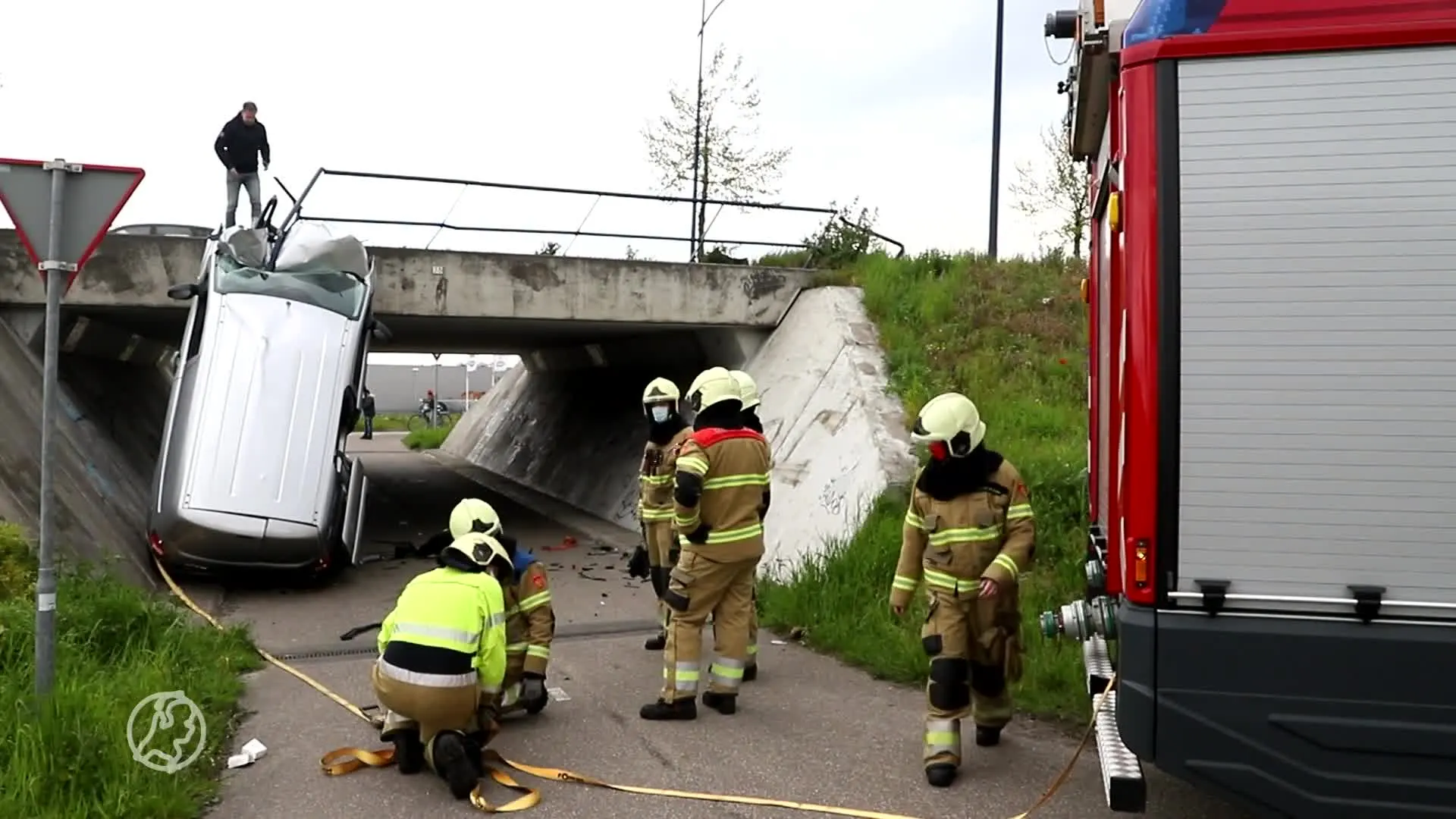 Bestelwagen doorboord met ijzeren staaf