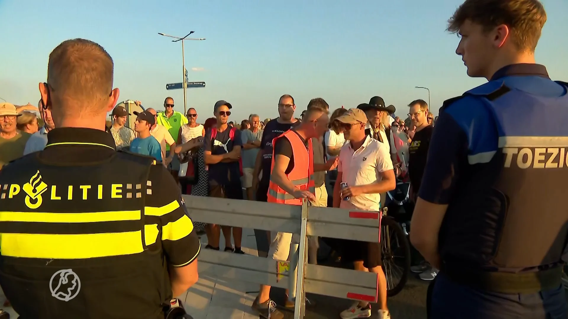 Honderden mensen wandelen in protestmars richting aanmeldcentrum Ter Apel: 'We worden vergeten'