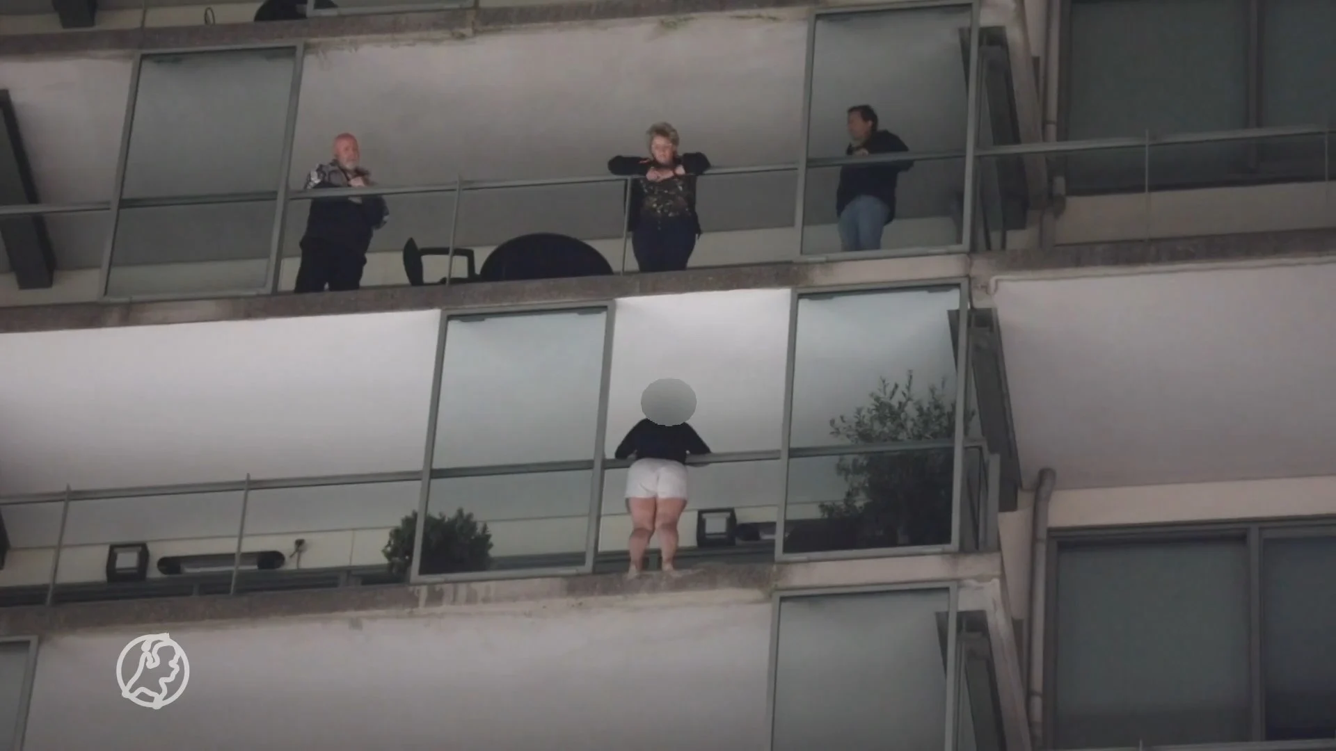 Verwarde Haagse vrouw dreigt van vijftien hoog te springen
