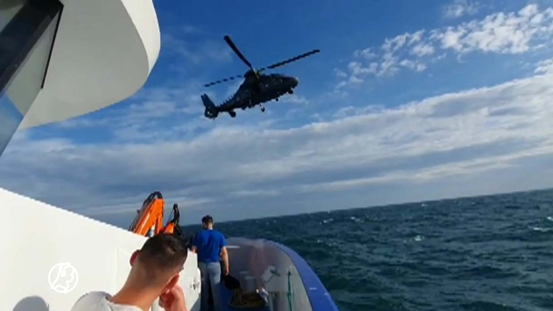 Urker vissers redden man die dagenlang op boei midden op zee zit