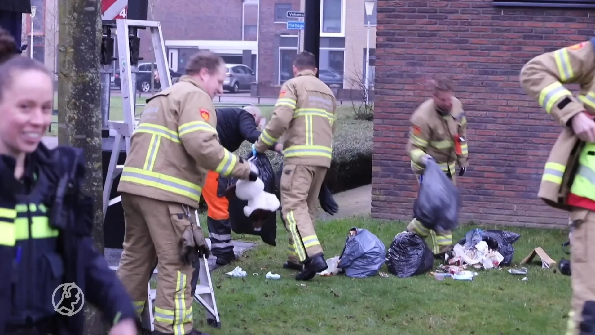 Brandweer rukt uit voor geblaf uit ondergrondse vuilcontainer in Vaassen