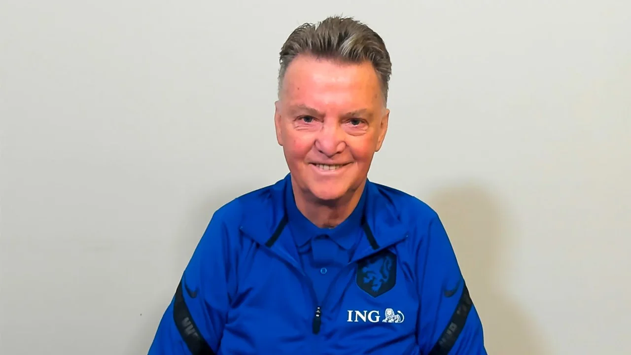 Van Gaal stelt Nederland gerust na val van fiets: 'Mijn brein werkt nog steeds'