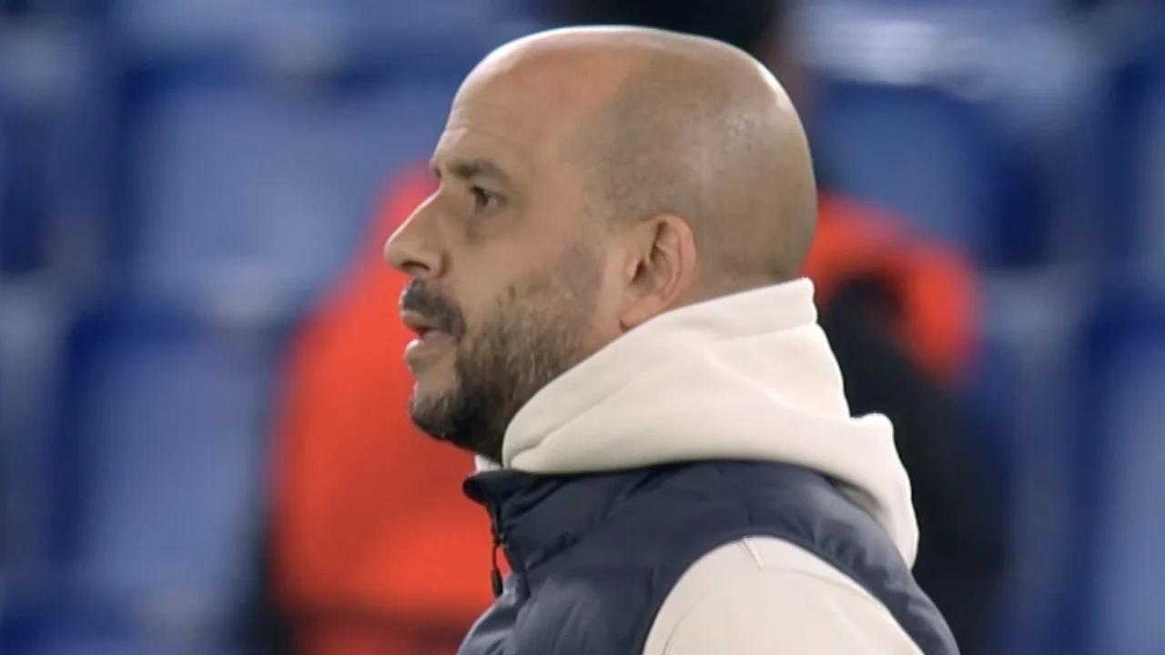 KANS: AZ dichtbij de gelijkmaker: Mijnans raakt de paal