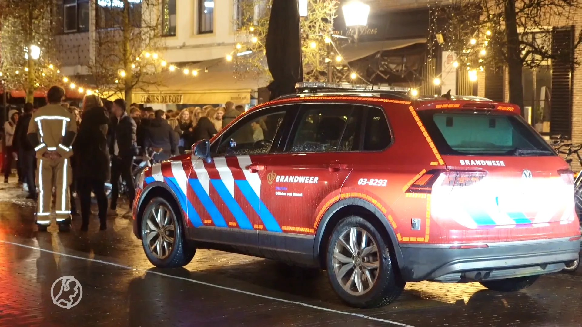 Hulpdiensten rukken uit voor man die met hoofd klem zit tussen bankjes