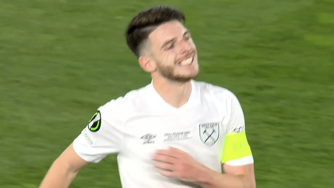 KANS: Schot van Rice zoeft langs de paal