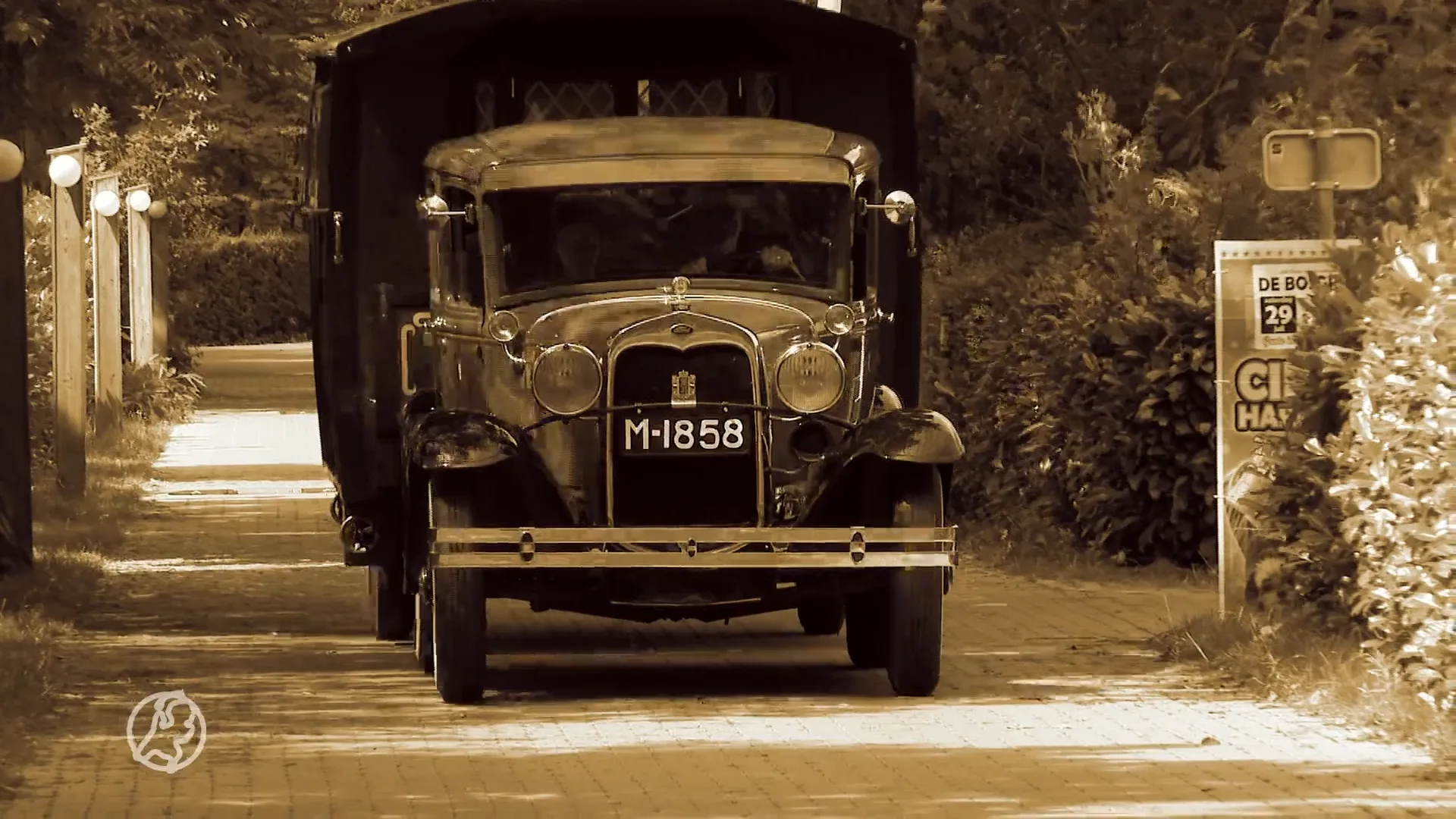 Wim heeft caravan van bijna 100 jaar oud 'Echt een oud bakkie'