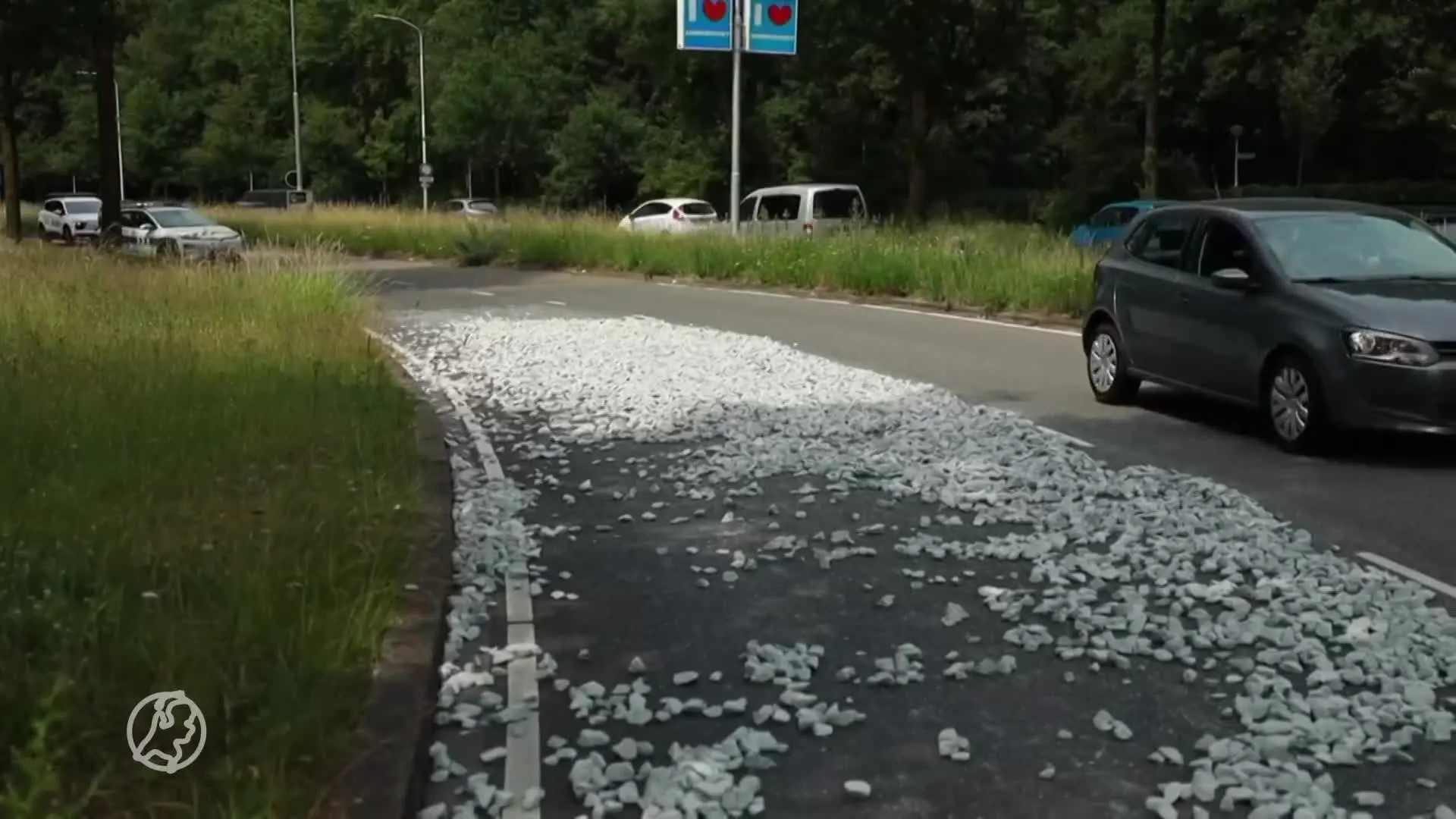 Vrachtwagen in Amersfoort verliest lading: weg bezaaid met stenen