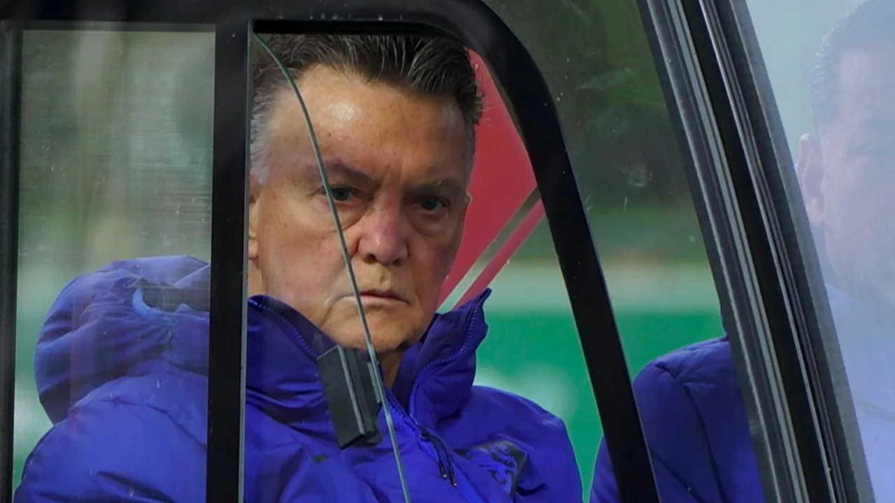 VIDEO: Van Gaal verschijnt in golfkarretje op training Oranje