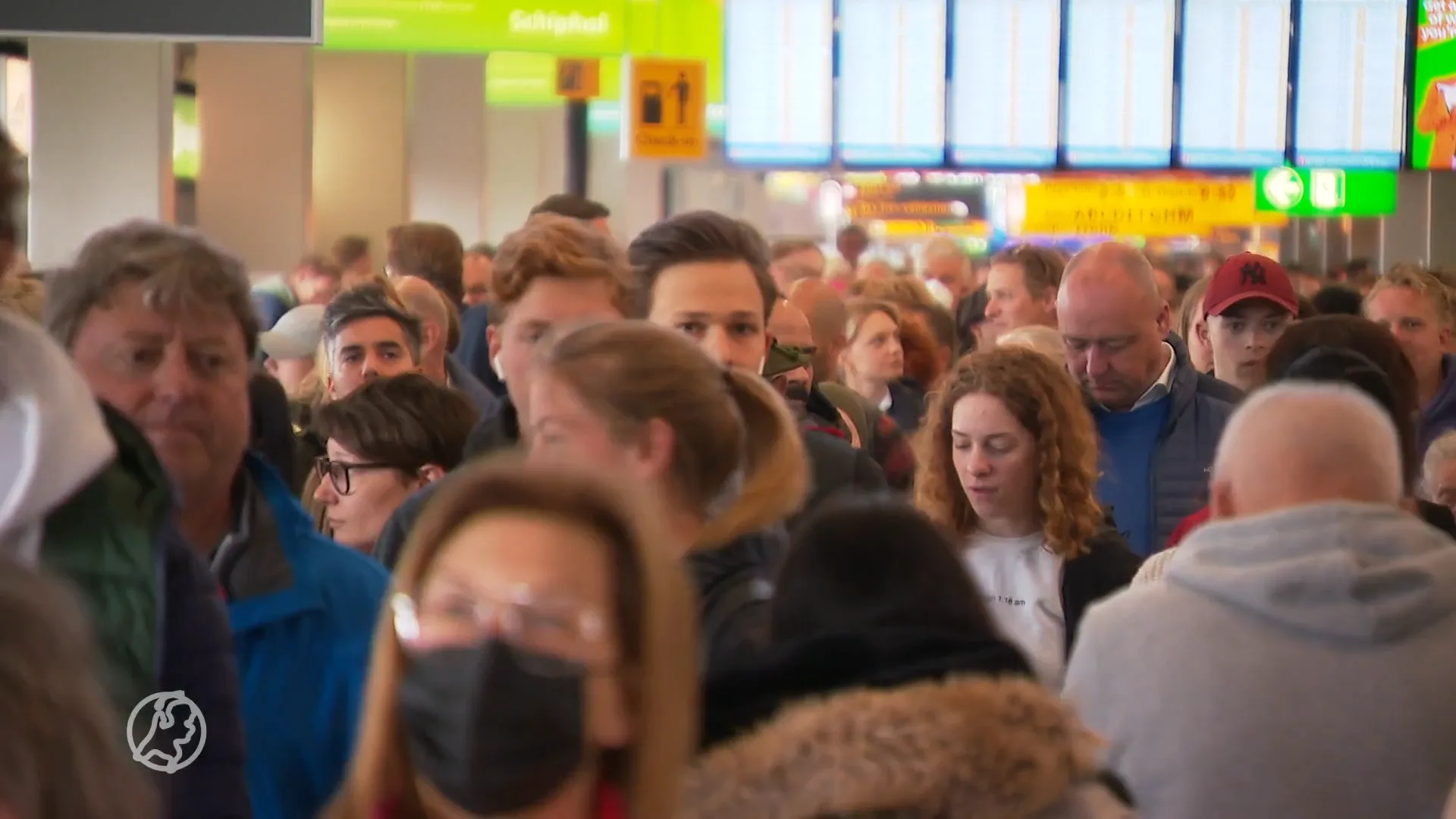 Opnieuw erg druk met wachtende mensen op Schiphol
