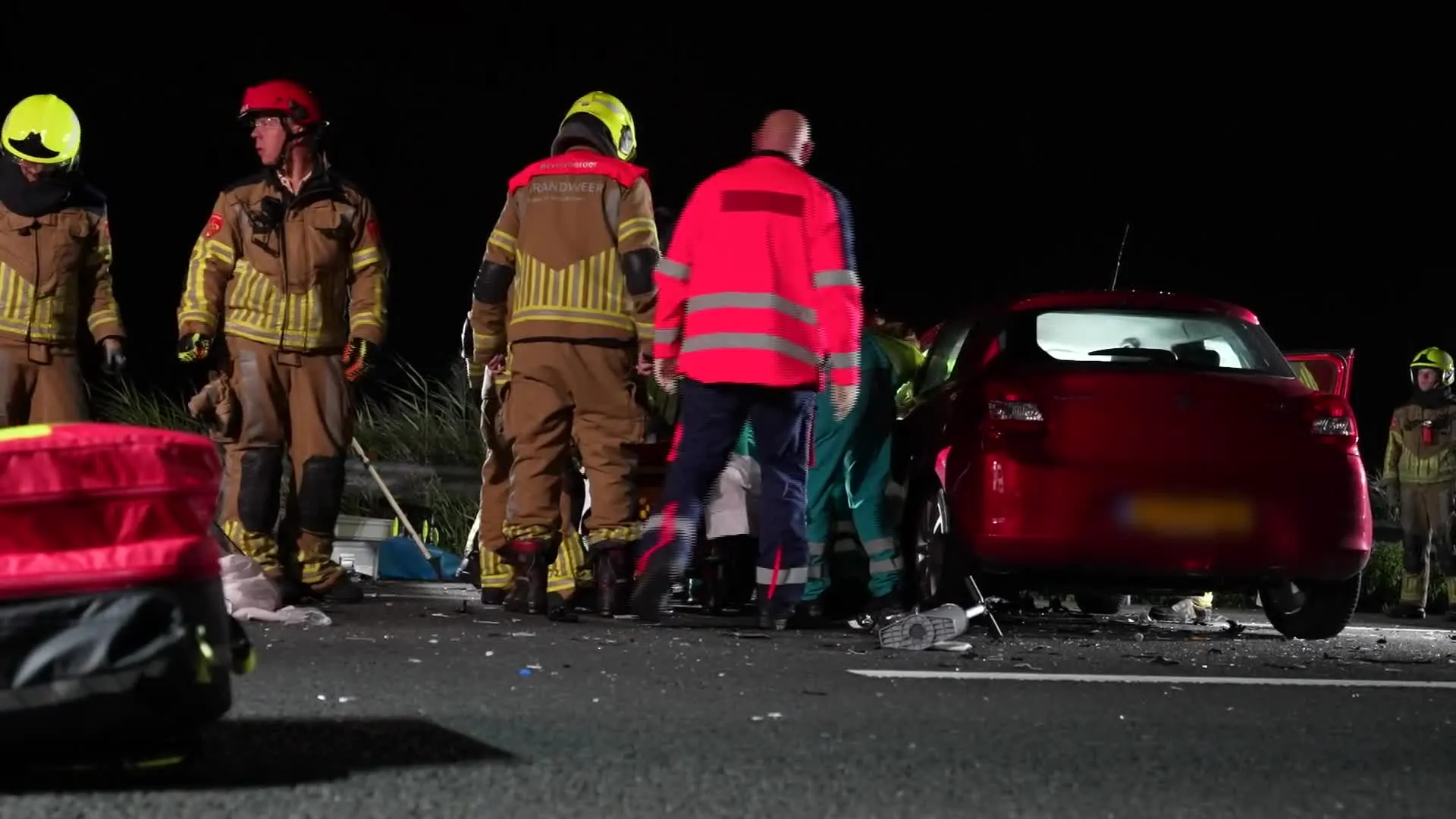 A59 hele nacht afgesloten na ongeval met drie auto's, vrouw bekneld