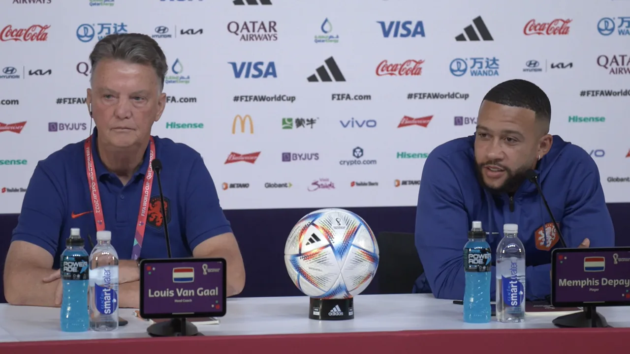 Van Gaal en Memphis geïrriteerd na vraag Valentijn: 'Had je niks beters kunnen verzinnen?'
