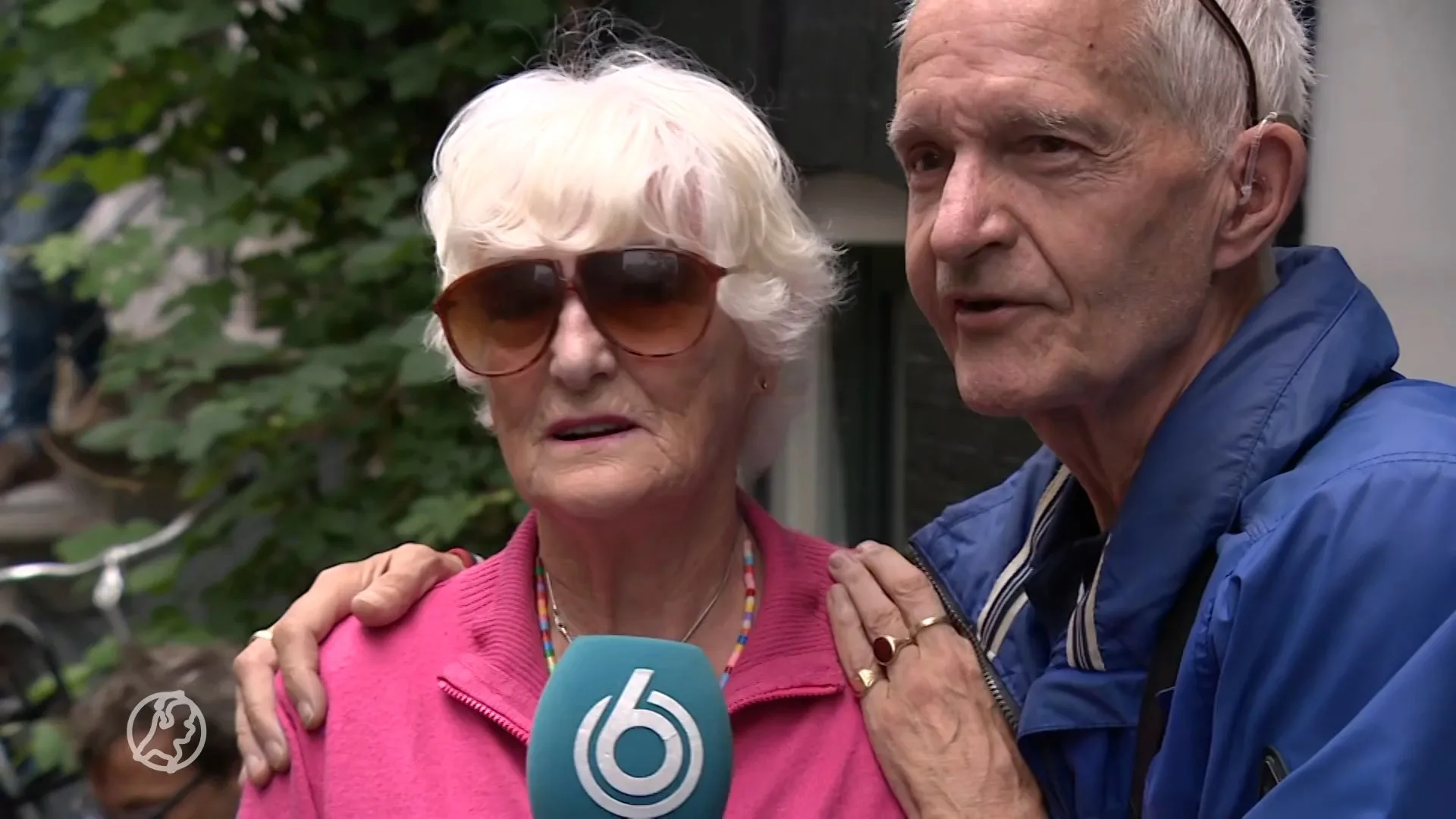 Mensen bij bloemenzee vol ongeloof na overlijden De Vries