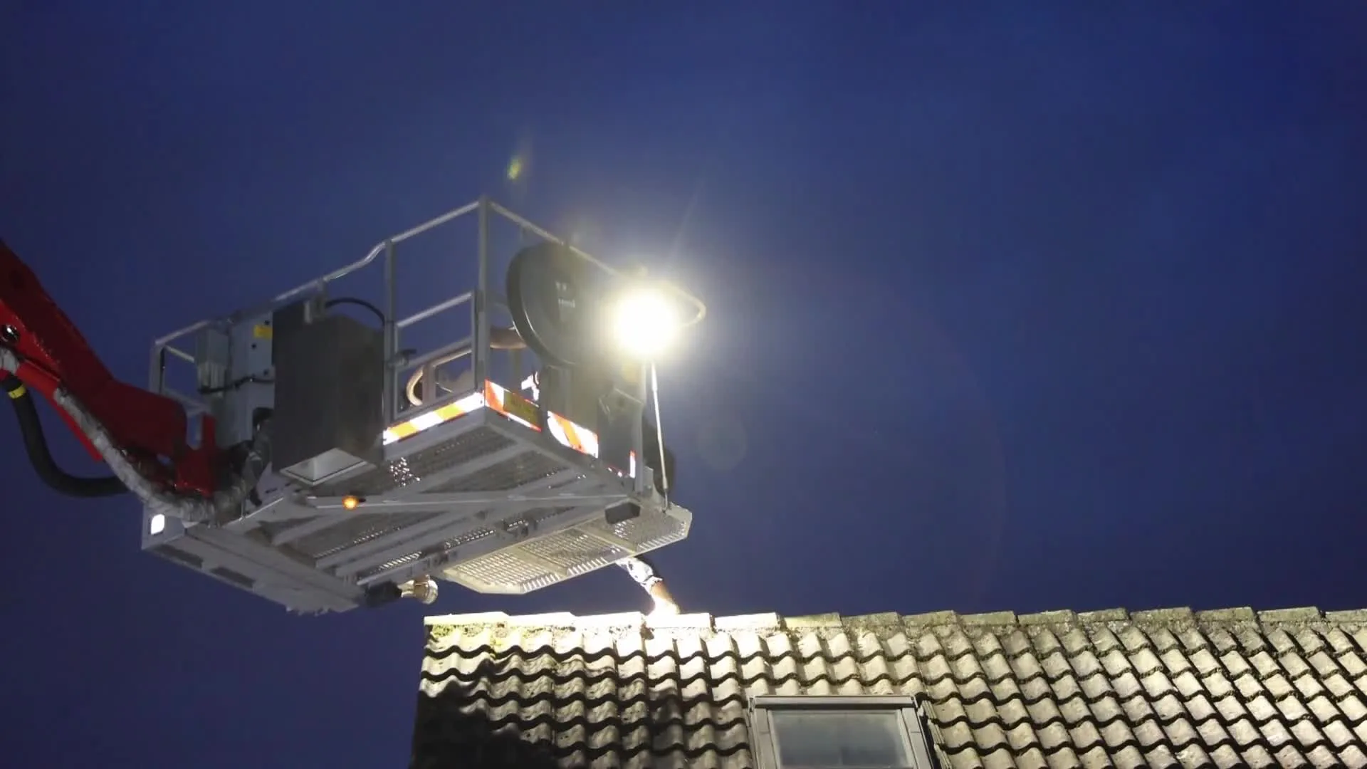 Brandweer redt jonge vrouw van dak in Haaren, wilde zonder sleutel via raam naar binnengaan