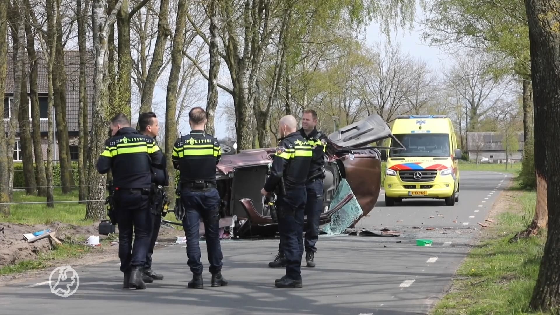Auto slaat over de kop en schept fietsers in Nunspeet