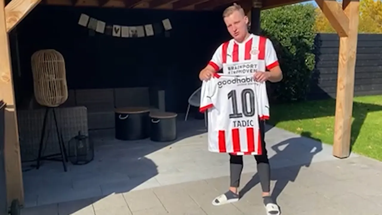 PSV verrast fan die shirt met Tadic-bedrukking van vrienden kreeg