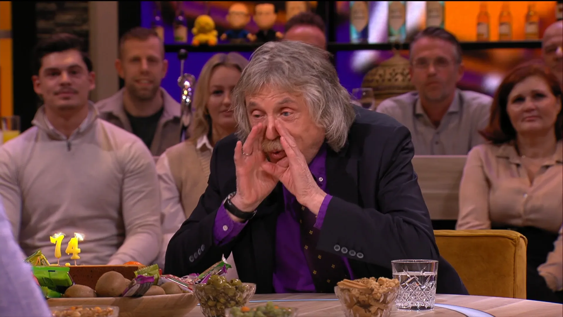 ZIEN: verjaardag Johan Derksen gevierd in studio Vandaag Inside