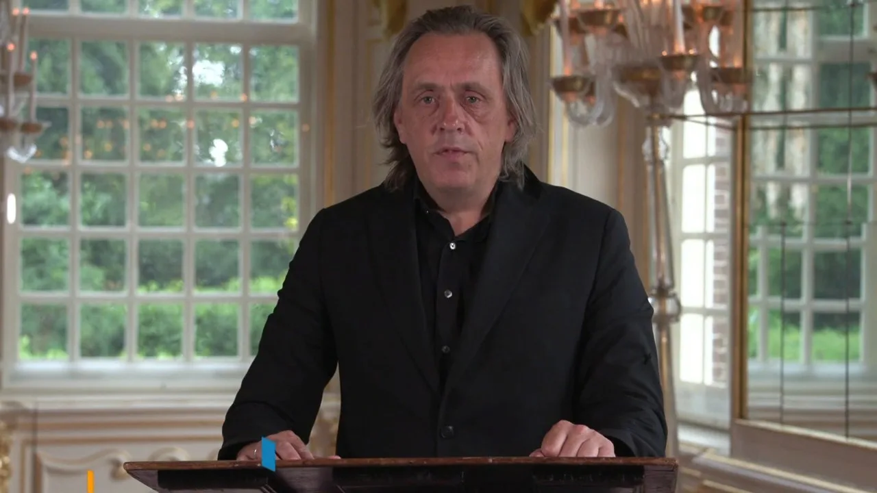 'Het niveau van het Belgisch voetbal in vier woorden: John van den Brom'