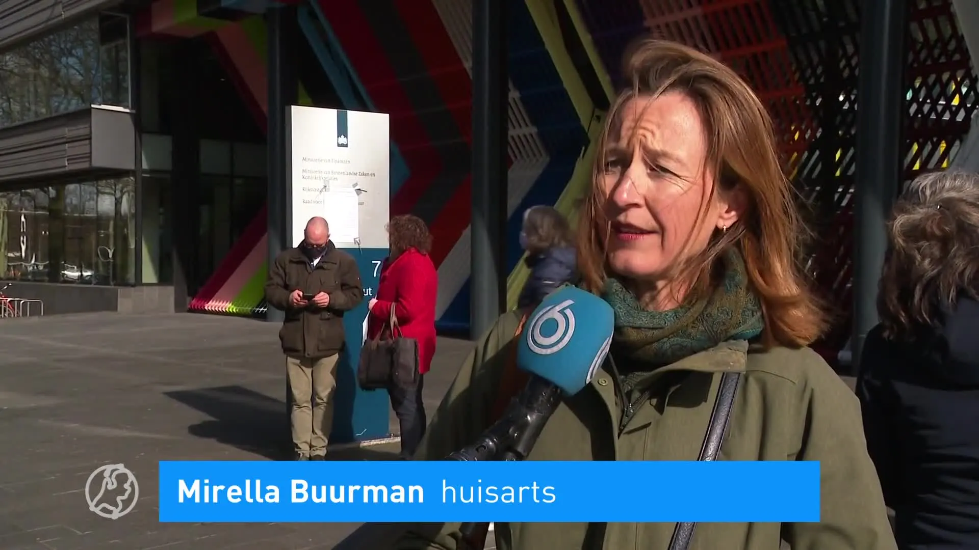 Boze huisartsen spijkeren brief op deur Gezondheidsraad vanwe...